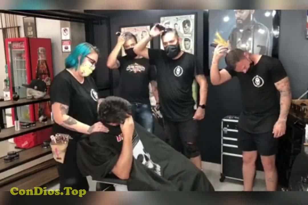 Los peluqueros se afeitan en solidaridad con un paciente con cáncer